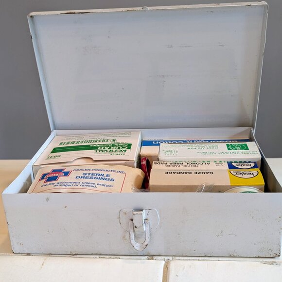 Vintage 1984 Healer First Aid Kit Metal Tin – Complete & Unopened - Picture 2 of 7